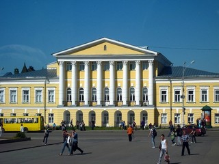 Добровольцы-костромичи восстановили ограждение у дома Борщева