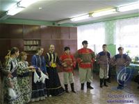 А за стеной вовсю шел праздник.